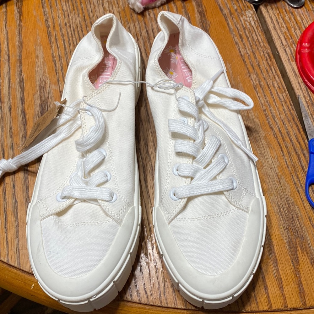Mad Love sneakers shoes Size 11